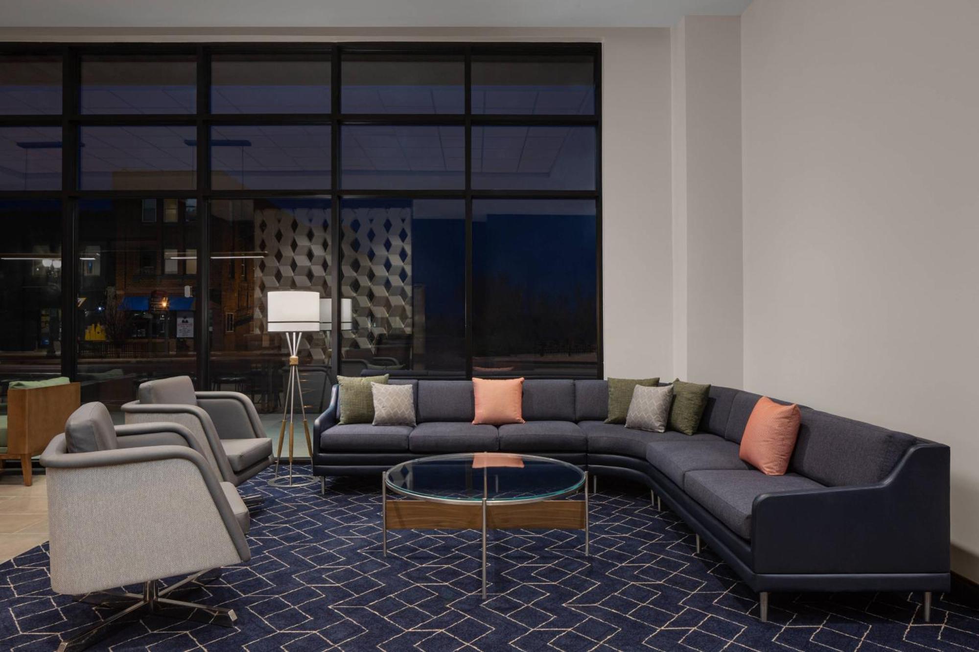 Courtyard By Marriott Downtown Hotel